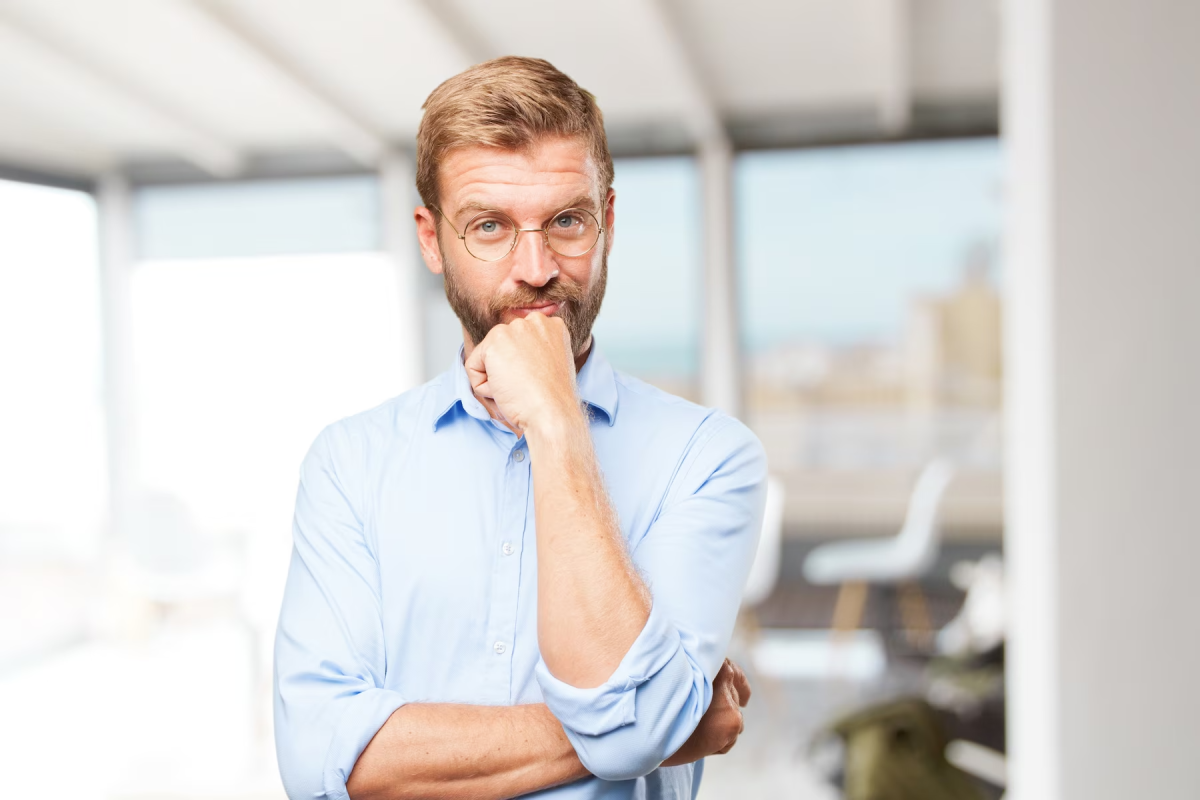 Homme pensif en chemise bleue, symbolisant les réflexions sur les verrous techniques et la démarche CIR.